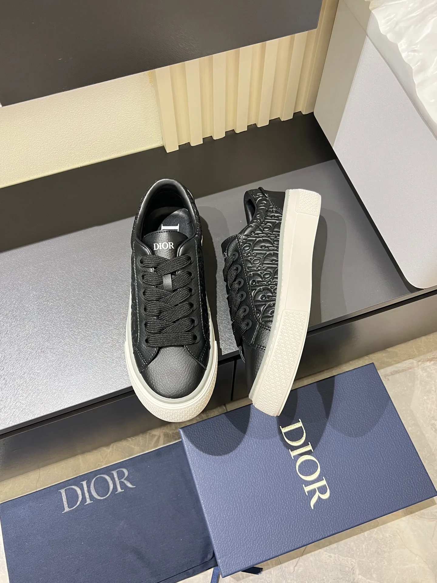 p440 DIOR* Dior B33 sneakers, brown and cream-white jacquard fabric with brown high mercerized suede upper, new for fall 2025, reinterpretation of classic tennis shoes, with a stylish silhouette that highlights a thick feel. Crafted from brown and cream-white jacquard with Oblique print and suede panels, it features a distinctive padded tongue embossed with the Dior signature, wide blue mohair laces and brass eyelets with a matte brown finish. The cream-white Dior Oblique patterned rubber sole, enhanced by the contrasting Dior 30 Avenue Montaigne signature on the rear, adds a stylish edge to casual looks. Men's model 38-44 (45 is custom-made and cannot be returned or exchanged)